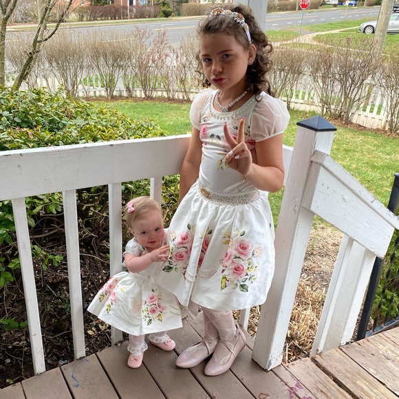 Sisters matching war for one hour - Picture 5 of 6